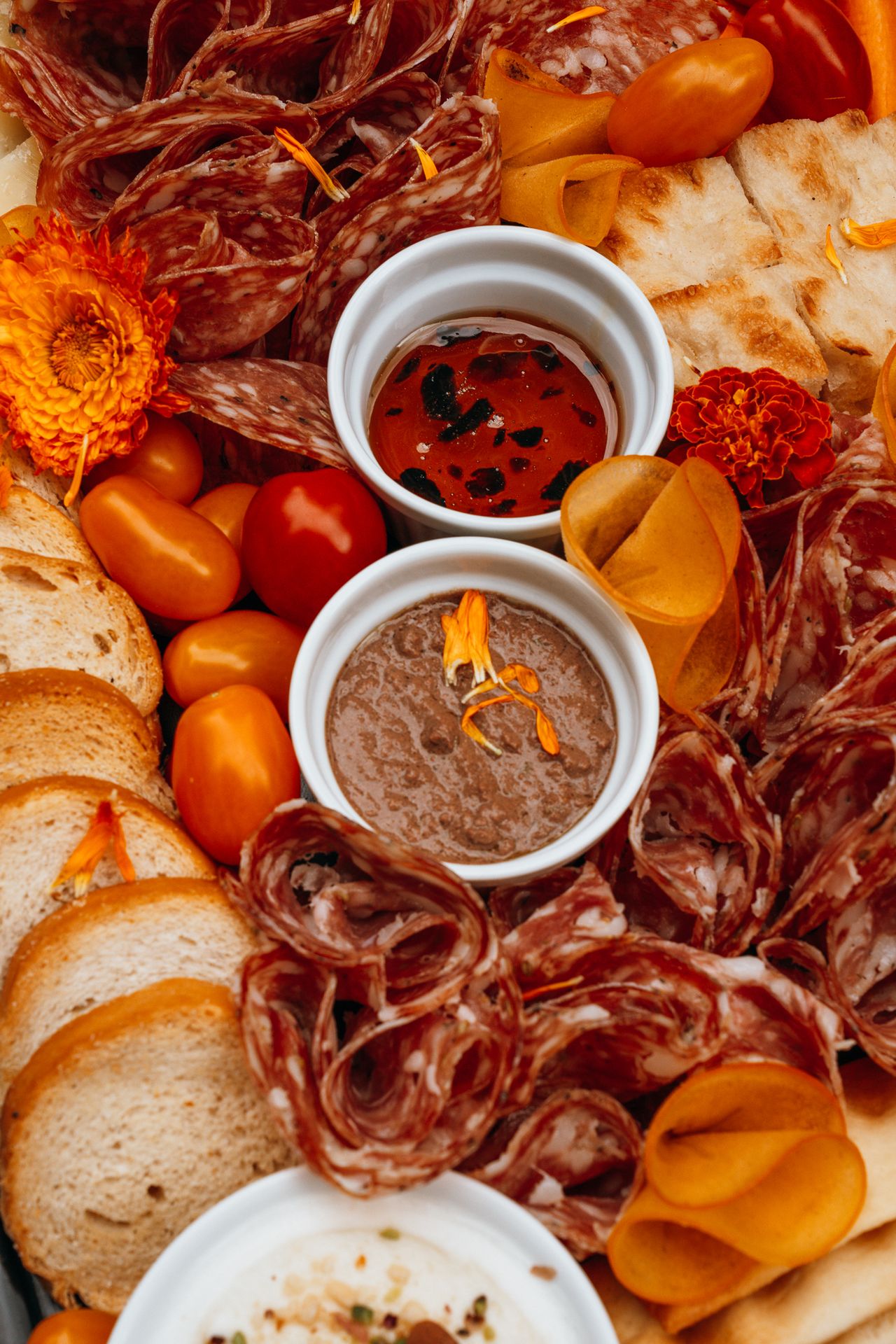 plateau apéritif aux couleurs et au goût de la Toscane, produits typiques et régionales