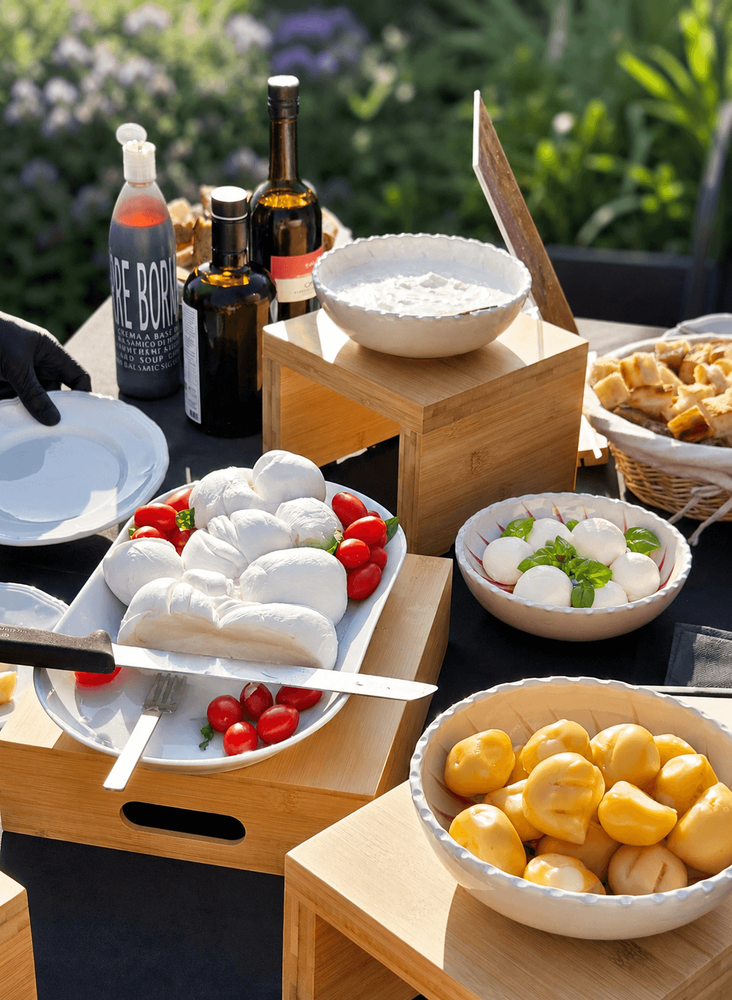 Bar à mozzarella proposant une treccia, de la stracciatella, de la scamorza, de la mozzarella, accompagnés de différents condiments : huile d'olive, balsamique, focaccia