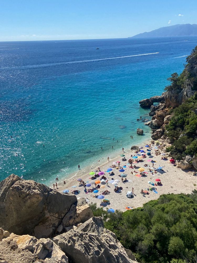 Crique paradisiaque en Sardaigne, accessible après une randonnée.