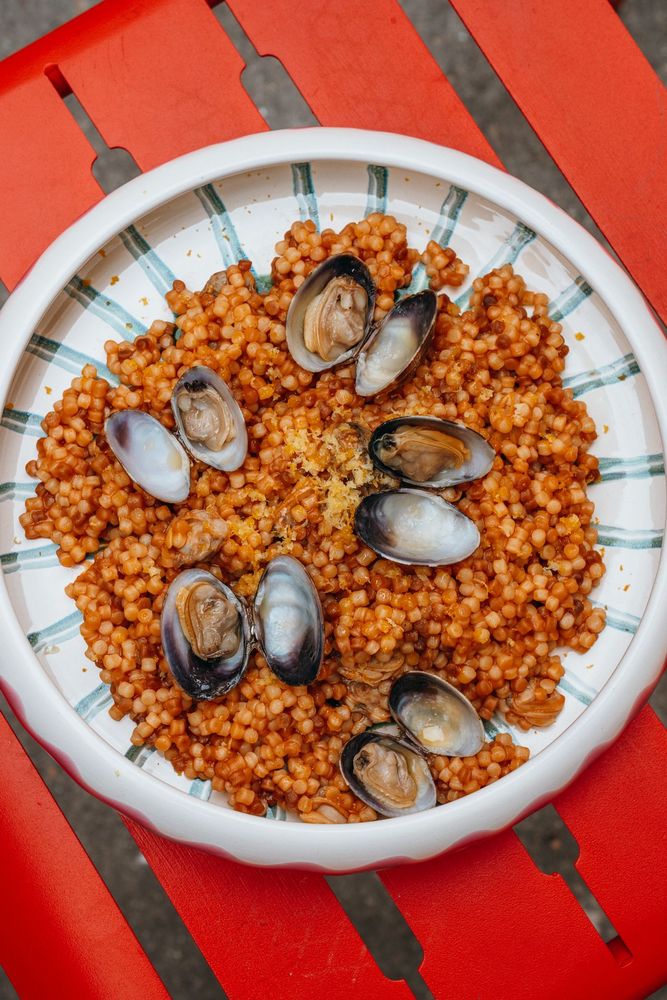 Assiette de fregola sarde avec palourdes et poutargue