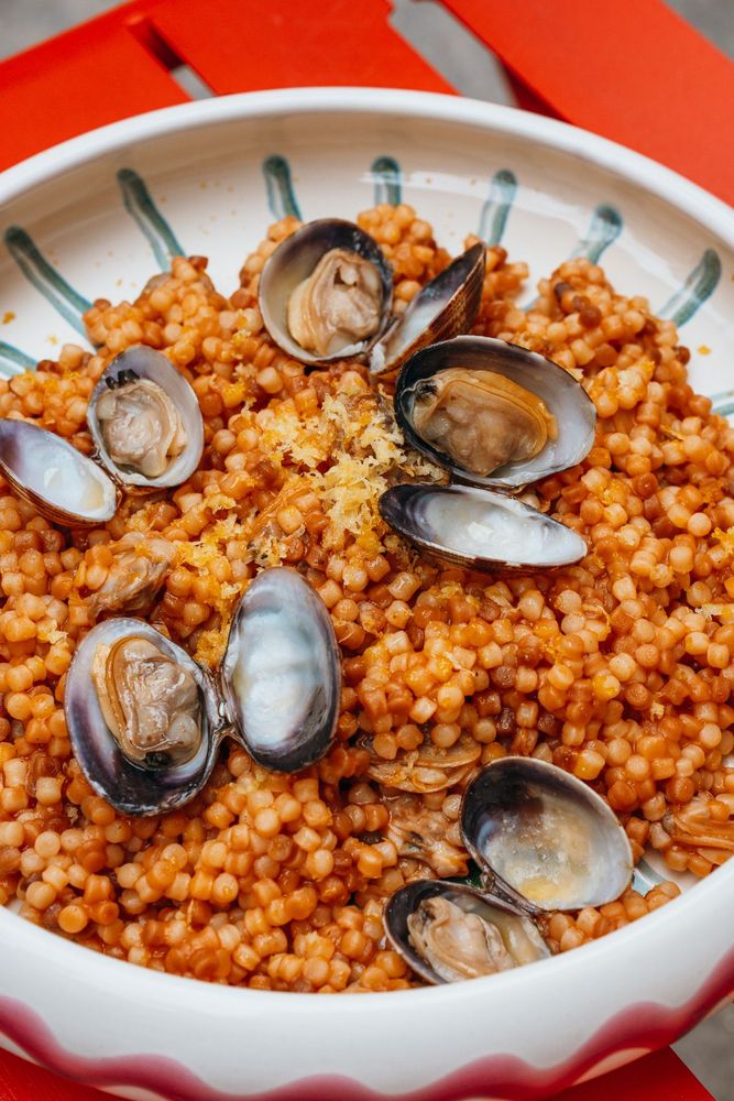 assiette typique de sardaigne, la fregola aux parlourdes et à la poutargue