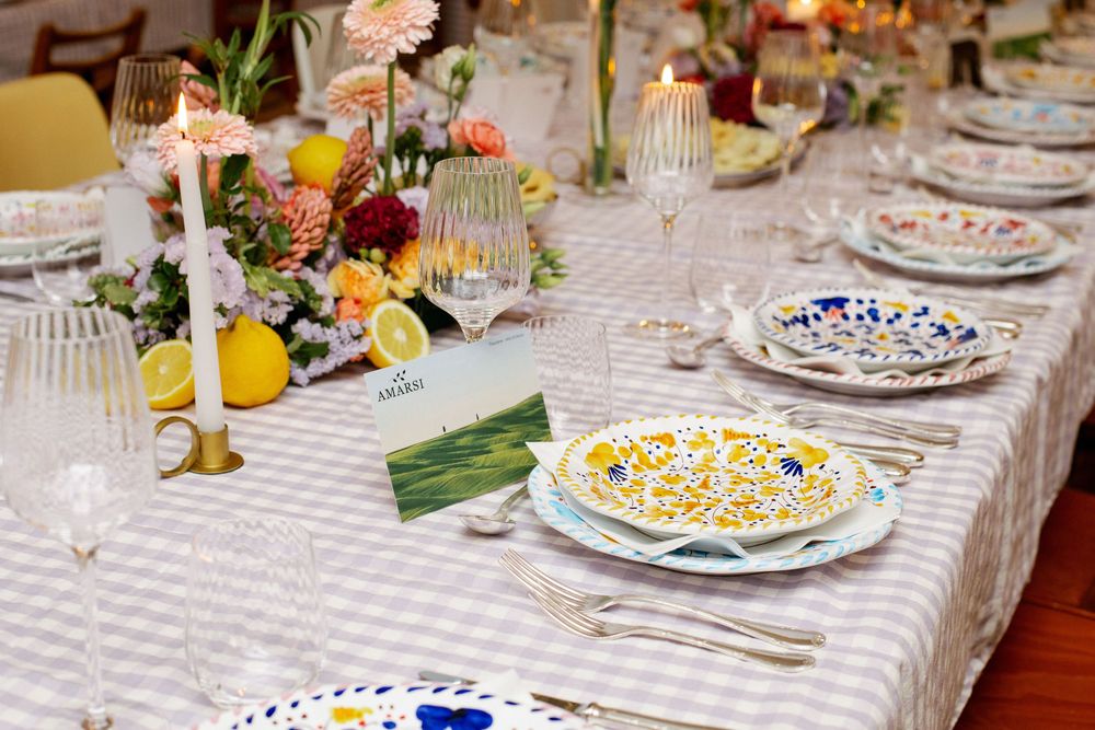 Table dressée avec vaisselle Popolo dépareillée et décoration citron pour un dîner italien chez BONSOIRS