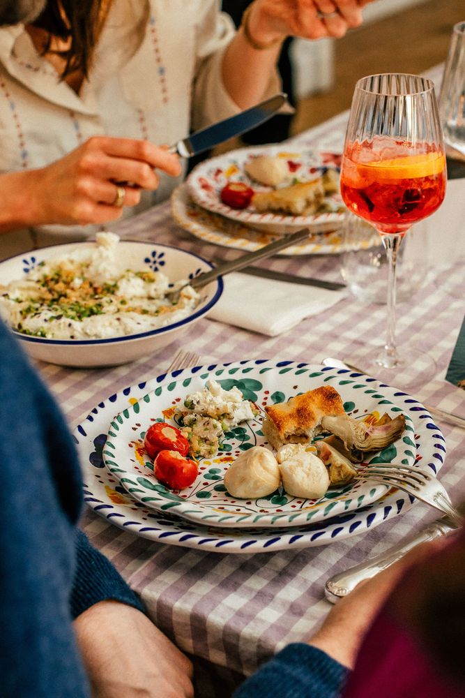 Diner assis italien avec antipasti et Spritz. Vaisselle Popolo et style dolcevita assuré pour une table aux accents italiens