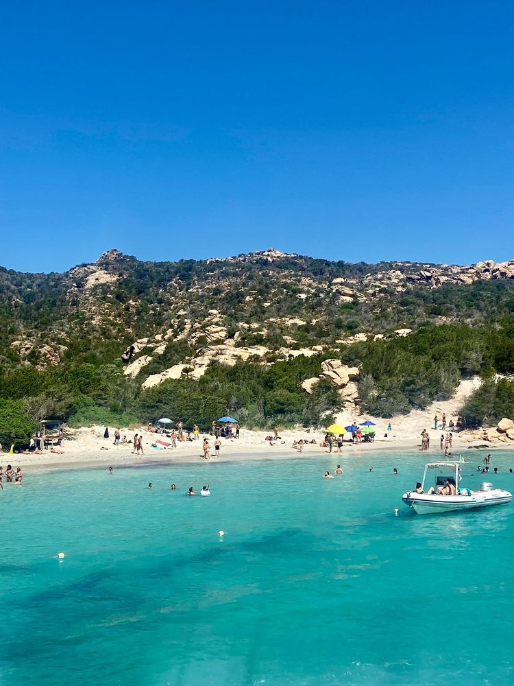 Visiter le plus belles plages de la Sardaigne, comme la Maddalena et son eau turquoise