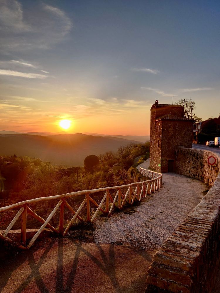 coucher du soleil sur la colline de Montalcino en Italie
