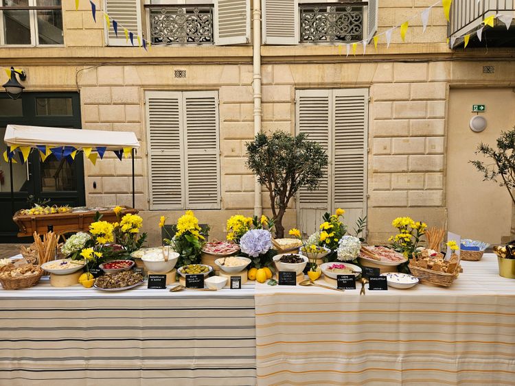buffet sur le thème de la dolce vita, avec charcuteries, fromages italiens et légumes de saison