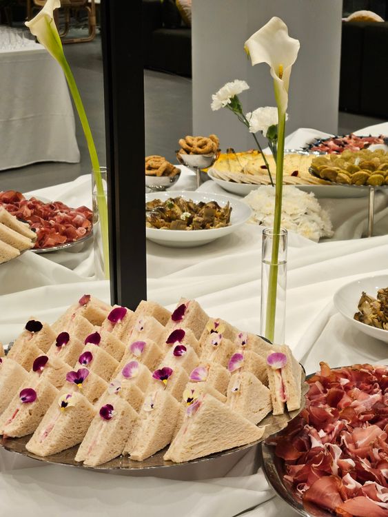 buffet élégant et épuré, assiette de tramezzini et de charcuteries