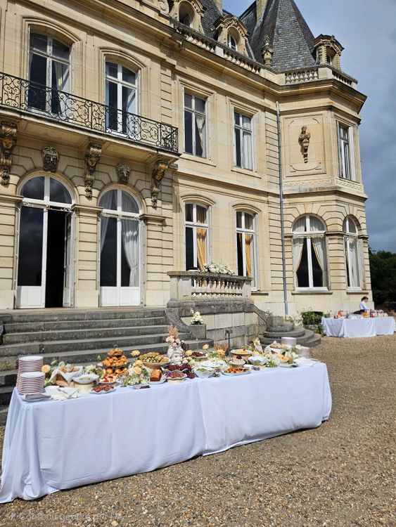 Brunch de mariage italien - buffet garni de spécialités italiennes sucrées et salées - brunch en extérieur sur la terrasse du château 