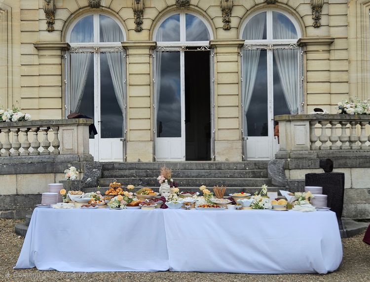 buffet de brunch de mariage devant un château