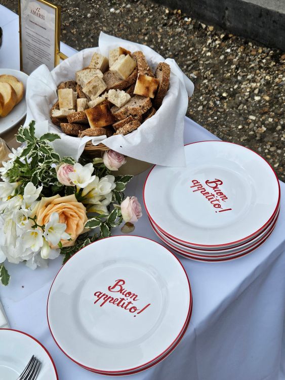 vaisselle personnalisé "buon appetito" pour le service du brunch de mariage, posées sur le buffet