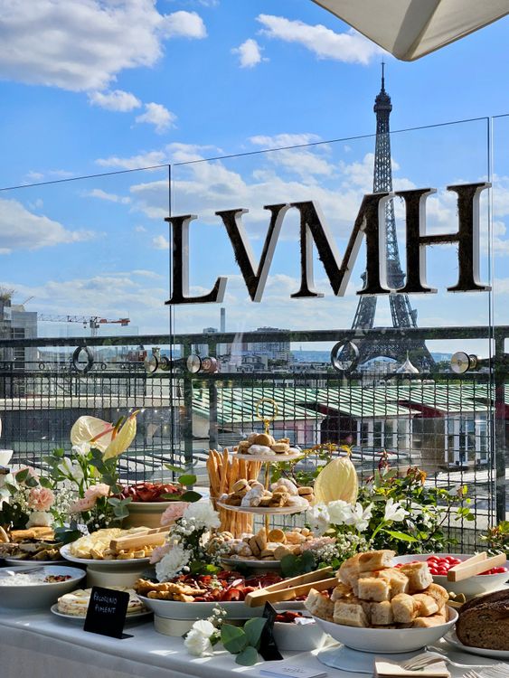 buffet italien avec charcuteries et focaccia en terrasse avec vue sur la Tour Eiffel