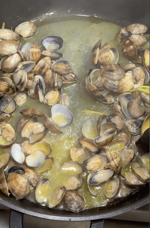 cuisson des palourdes à la poêle avec de l'ail et du persil
