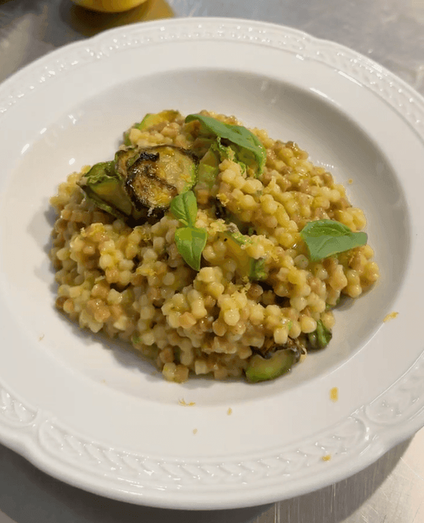 assiette de fregola sarda à la crème de courgette