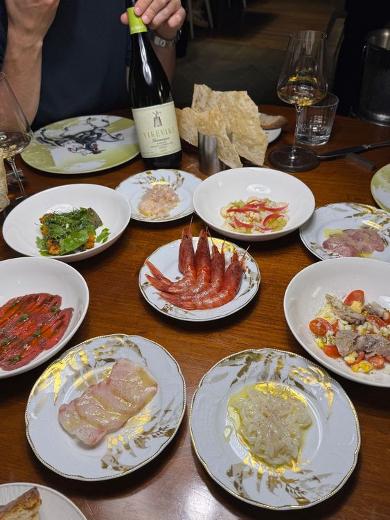 Antipasti de fruit de mer au restaurant Josto a Cagliari avec tartare de calamar, crevettes rouges et autres assiettes incroyables !