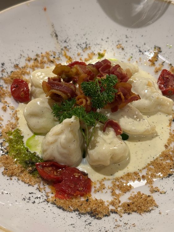 Plat de pâte typique sarde : les culiorgiones faits à la main. Ce sont des raviolis sardes remplis de pommes de terre