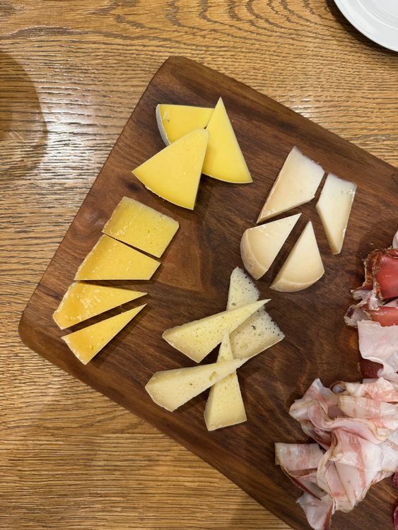 Plateau de fromages et charcuteries sardes pour dégustation à la Salsamenteria à Cagliari