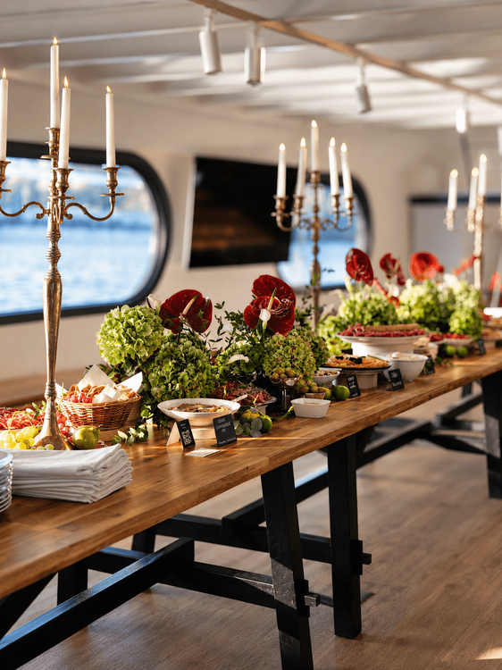buffet italien sur une péniche pour une soirée de mariage
