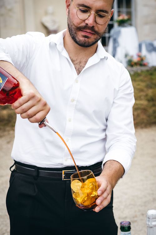 serveur de l'équipe AMARSI en train de faire un cocktail pour un mariage
