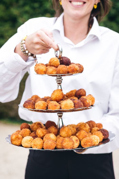 plateau à étages d'arancini lors d'un mariage