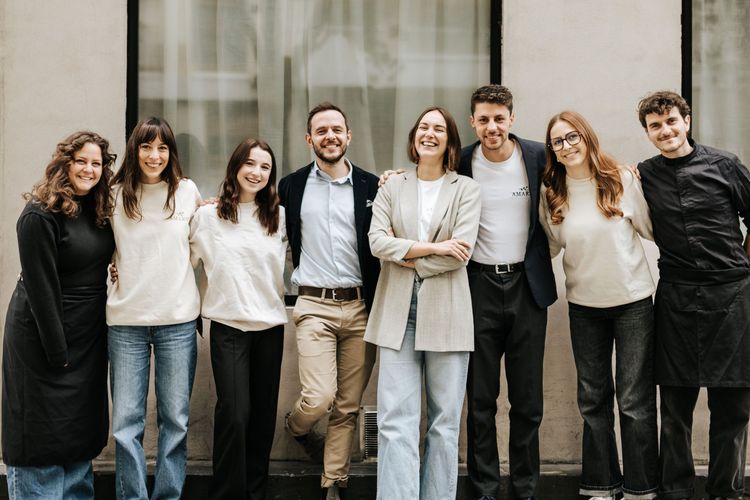 équipe d'AMARSI au complet, les co-fondateurs et associés au centre, puis les alternantes, la commerciale et l'équipe de cuisine aux extrémités