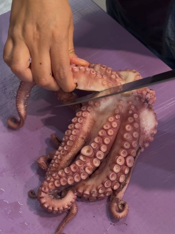 découpage des tentacules d'un poulpe