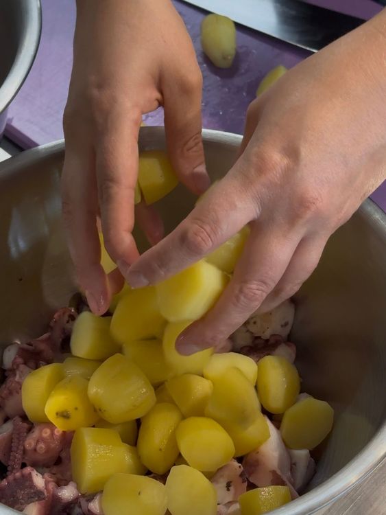 assemblage de la salade de poulpe dans un saladier