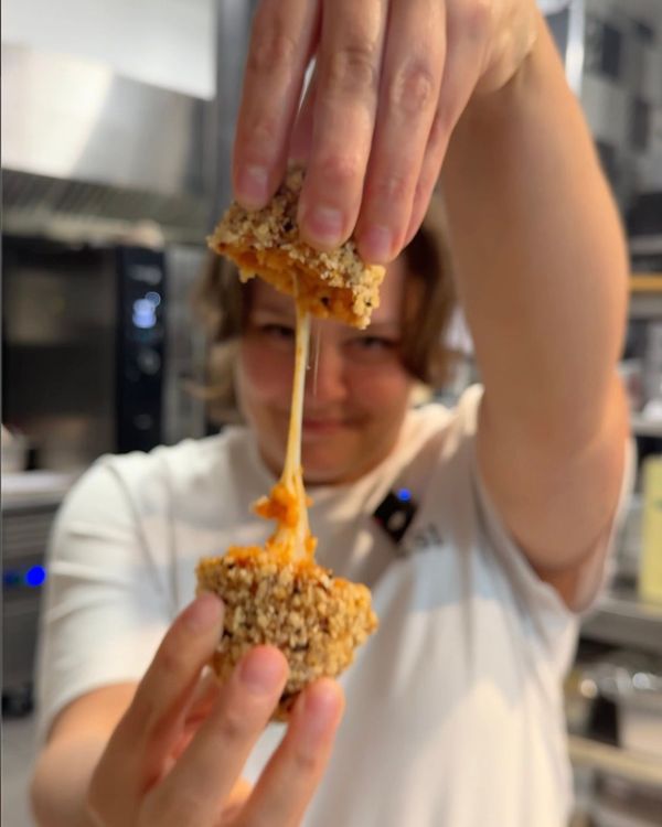 supplì ouvert en 2 avec la mozzarella filante