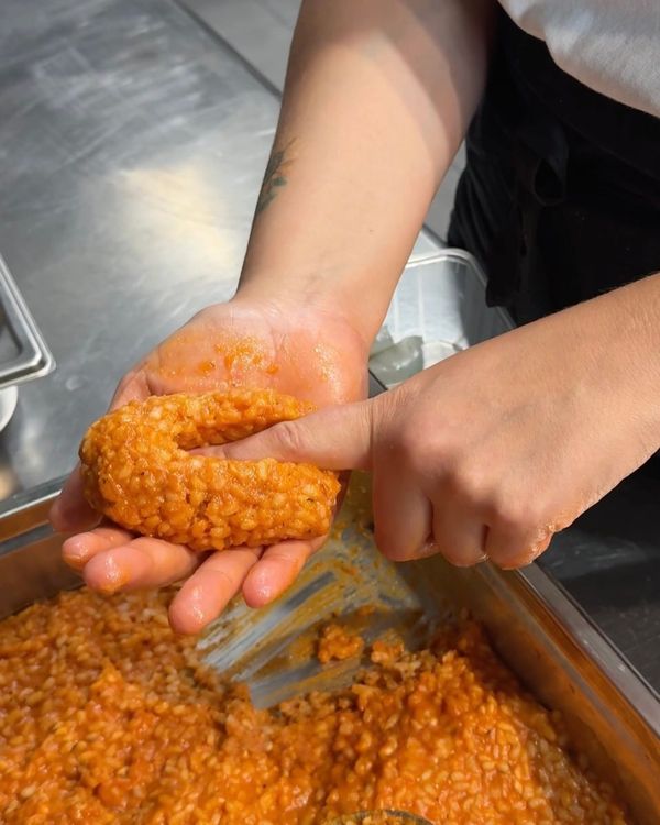 faconnage des supplì en insérant la mozzarella fior di latte au centre
