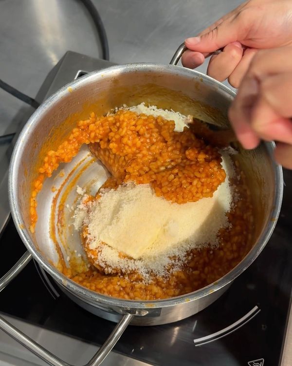 préparation du riz à supplì, avec la mantecatura de beurre et parmesan