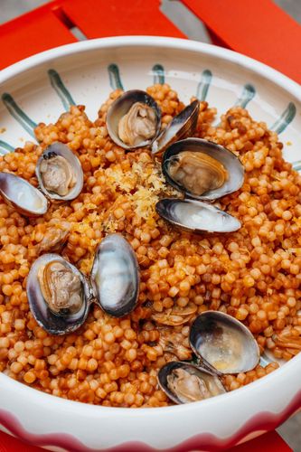 assiette typique de sardaigne, la fregola aux parlourdes et à la poutargue