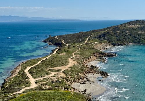 Visiter le site de Tharros en Sardaigne, une presqu'ile où la mer des deux cotés se présente d'un bleu turquoise